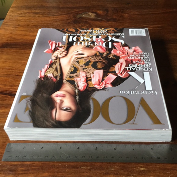 VOGUE Kendall Jenner September 2016 U.S. Magazine 800 pages (no bundling please) - Picture 7 of 9